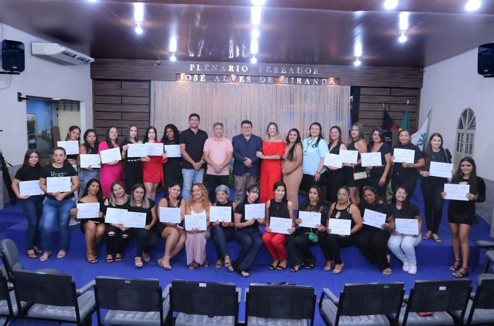 Em Soledade, prefeito Geraldo Moura Ramos participa da Certificação do Curso Designer de Sobrancelhas. 