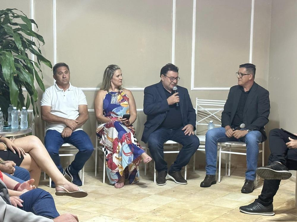 Em Soledade, Podcast “Fala Prefeito” teve participação de secretários e vereadores, com direito a boa conversa e brinde ao ano novo. 