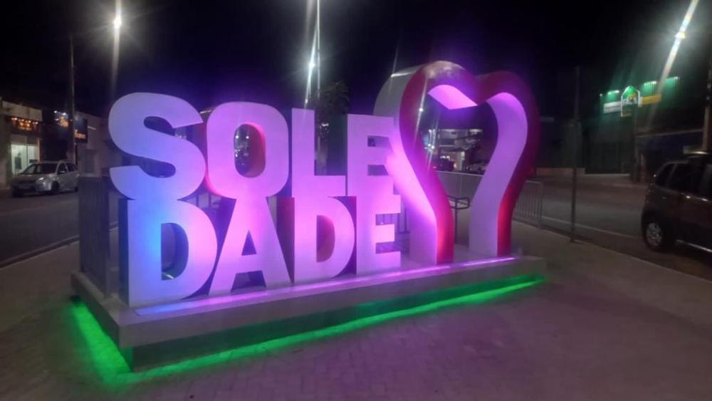 Portal de Soledade está iluminado com nova cor.