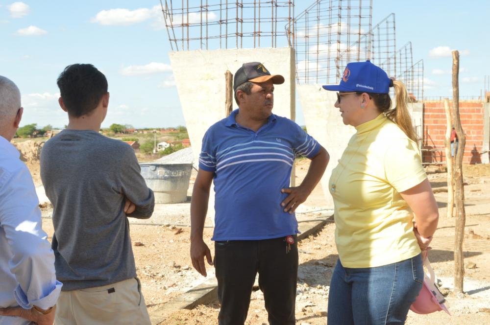 Prefeita de Bom Jesus, Denise Bayma, visita andamento da construção do ginásio do São José e destaca apoio de João Azevedo
