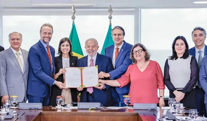 Lula sanciona lei que cria poupança para manter no ensino médio estudantes inscritos no CadÚnico