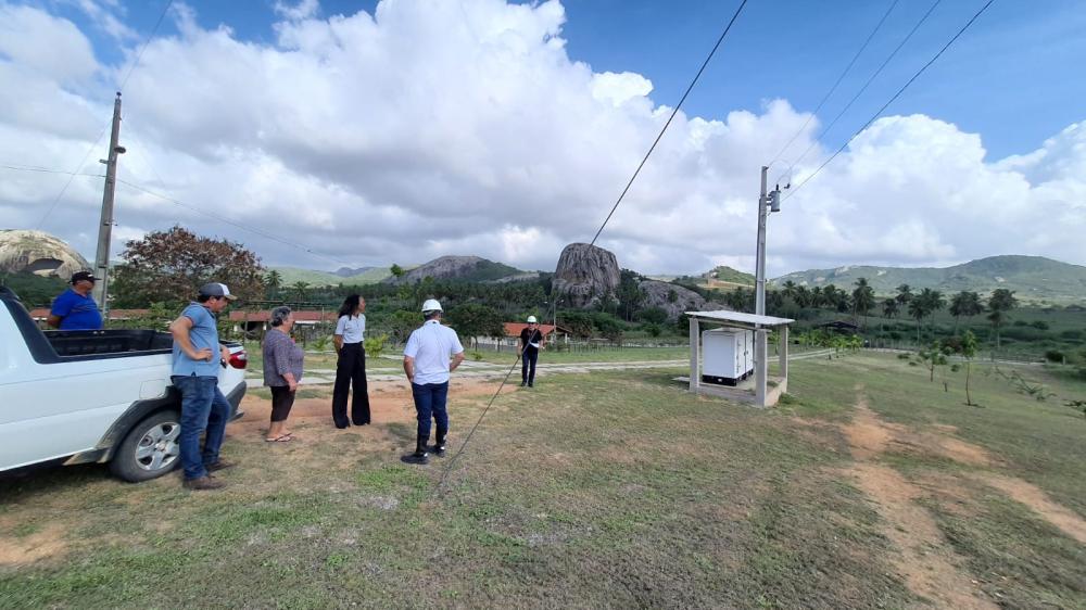 Após articulação do prefeito Vital Costa, Energisa instala equipamento de medição de corrente de tensão no entorno da Pedra da Boca