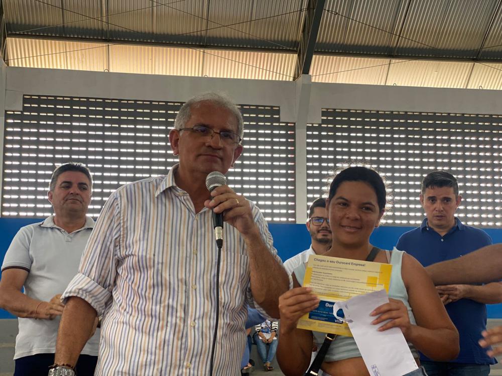 Prefeito de Araruna entrega 400 cartões do maior programa de transferência de renda da história de Araruna