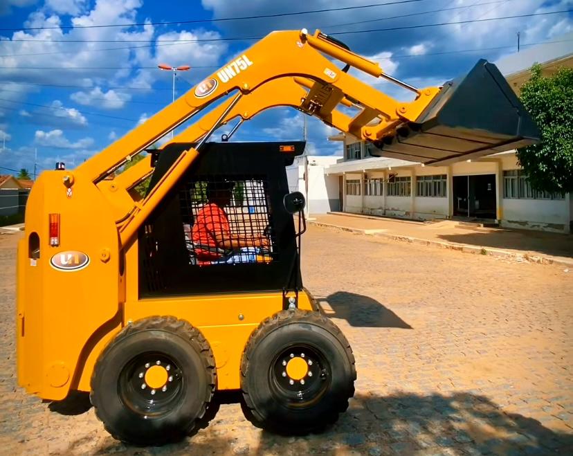 Prefeito de Diamante entrega mini pá carregadeira para auxílio da limpeza pública