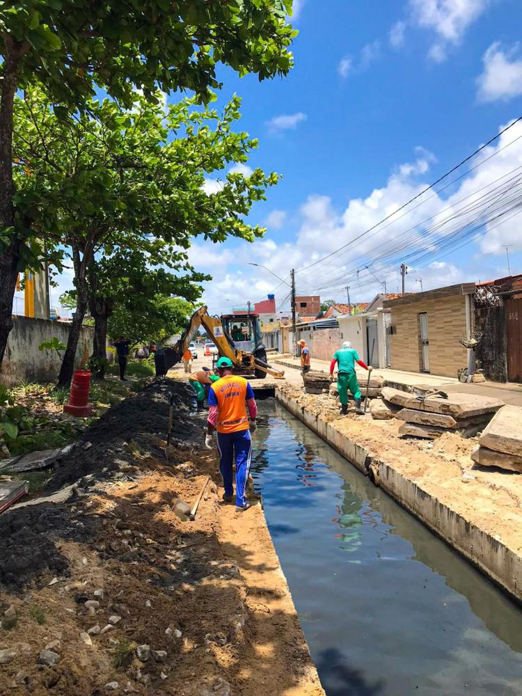 Cabedelo realiza serviços preventivos de limpeza e recuperação de galerias pluviais na cidade 