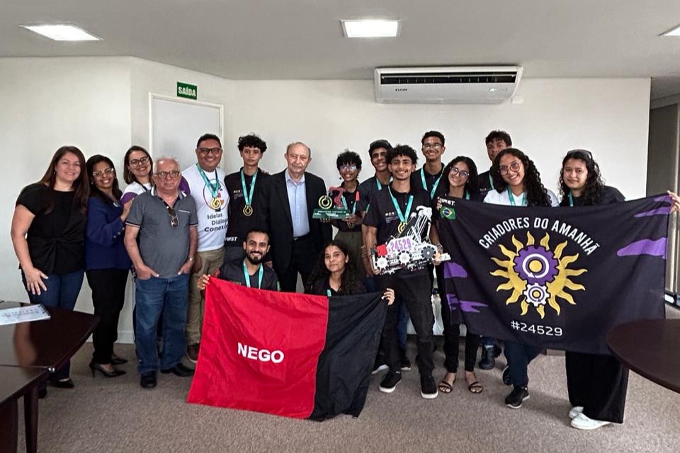 Presidente da FIEPB recebe alunos da Escola SESI premiados em Festival Nacional de Robótica