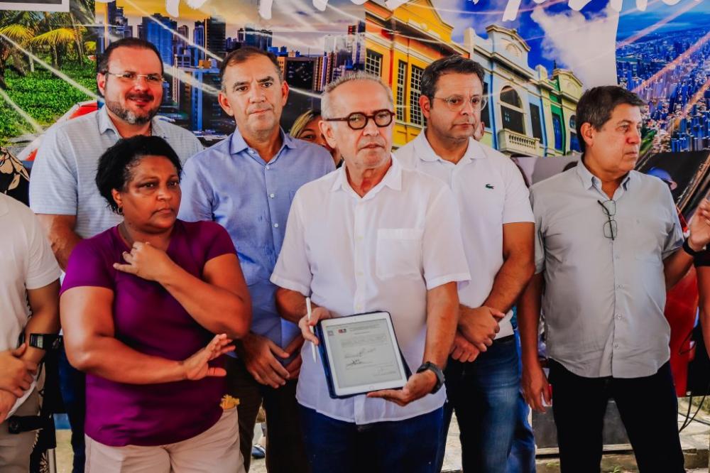 Cícero Lucena autoriza obras de pavimentação em mais sete ruas e anuncia a construção de uma nova maternidade