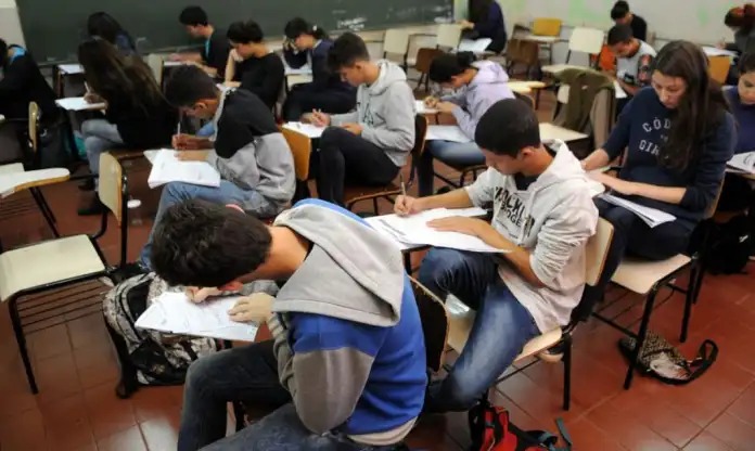 Estudantes começam a receber primeira parcela do Programa Pé-de-Meia