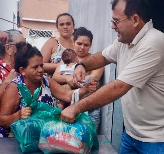 Mais de 600 Famílias em Riacho dos Cavalos Recebem Peixe e Cesta Básica para a Semana Santa