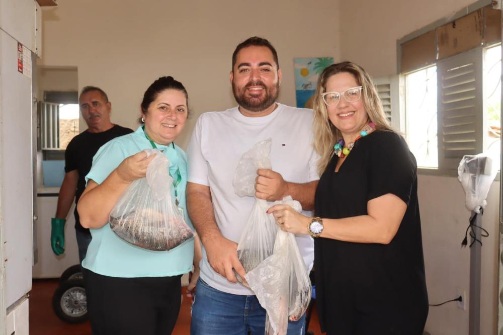 Em Soledade, Secretária e Primeira-Dama Participam da Distribuição de Peixes para Semana Santa 