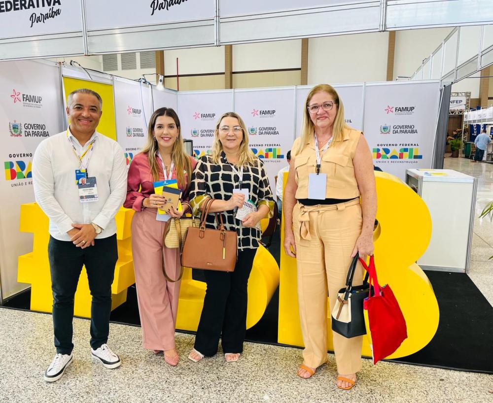 Prefeita de Monteiro, Anna Lorena, participa de Congresso e Feira de Oportunidades na capital