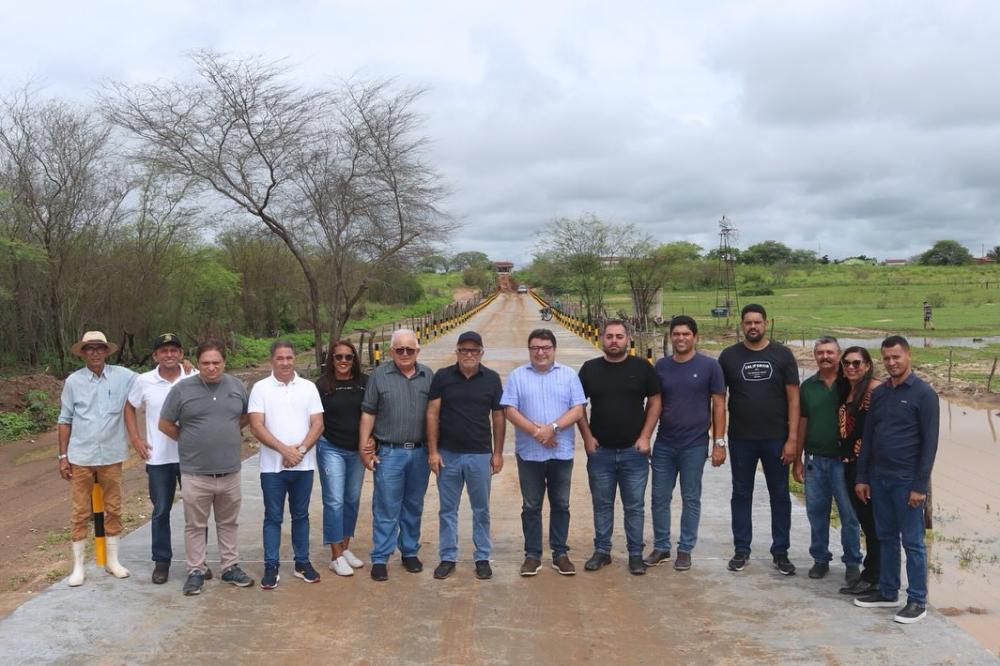 Prefeito de Soledade e presidente da Câmara de Vereadores visitam Passagem Molhada na Comunidade Pendência