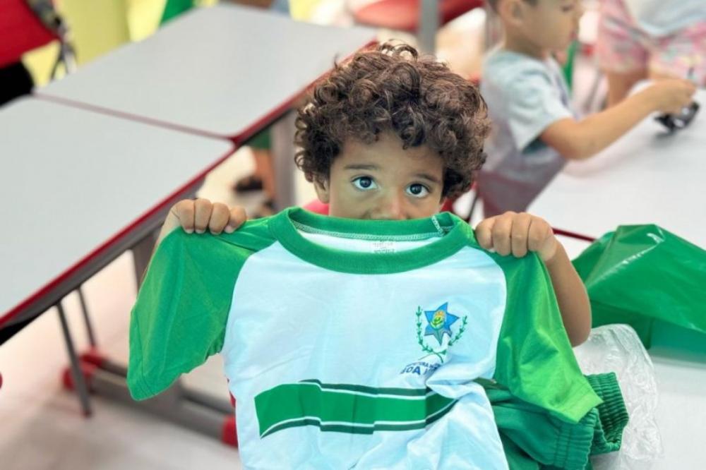 Boa Vista realiza entrega de fardamento escolar a alunos da rede municipal
