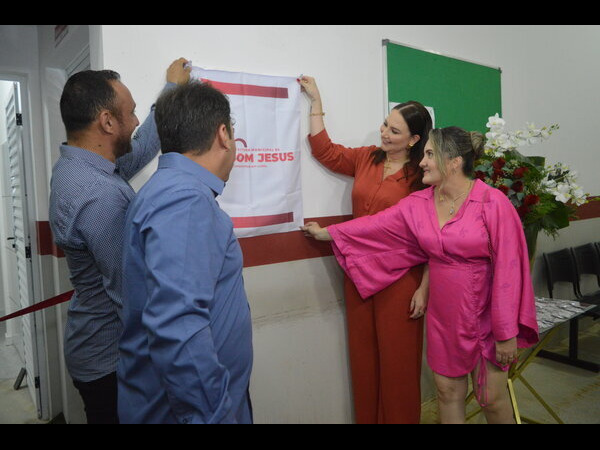 Prefeita de Bom Jesus, Denise Bayma inaugura CEO, entregas 3 carros 0 km e equipamentos para UBS