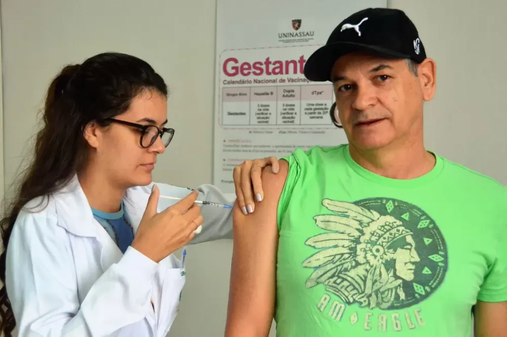 Vacinação fortalece o sistema imunológico e pode reduzir o risco de complicações