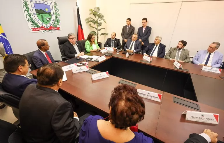 João Azevêdo assina Leis que reestruturam cargos no Poder Judiciário e Ministério Público