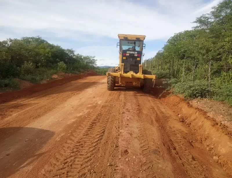 Prefeitura de Quixaba inicia trabalho de recuperação e abertura de estradas na zona rural do município