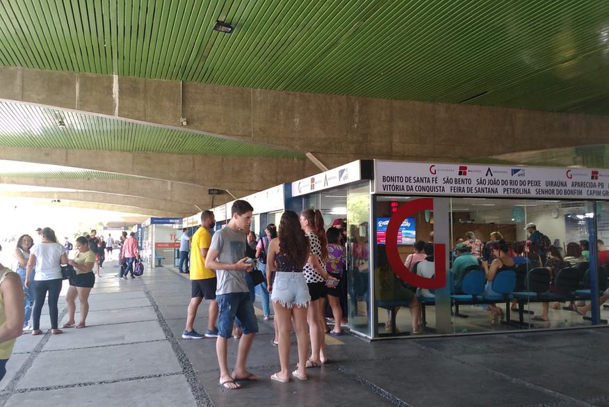 Primeiro dia de entrega de passagens gratuitas para votar registra filas em Rodoviária de João Pessoa