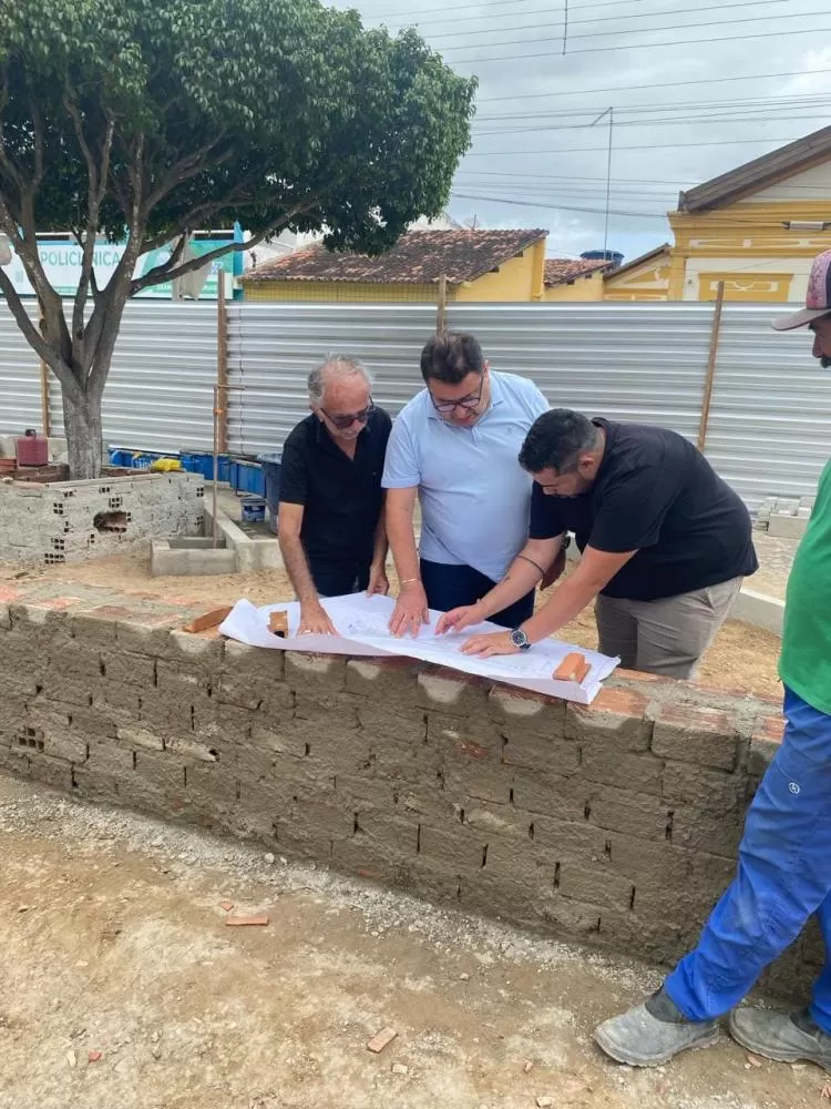 Prefeito de Soledade Acompanha Artista Plástico em Visita Técnica para Instalação de Escultura na Praça Central