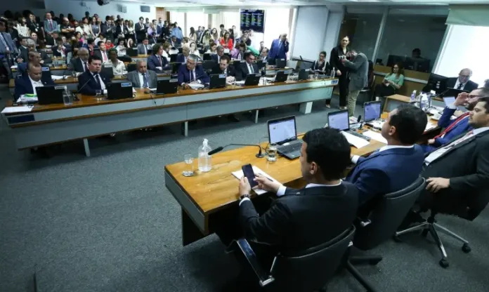 CCJ aprova incluir na Constituição criminalização do porte de drogas