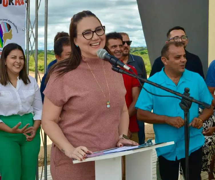 Prefeita de Bom Jesus assina novas ordem de serviço para pavimentação de ruas do município