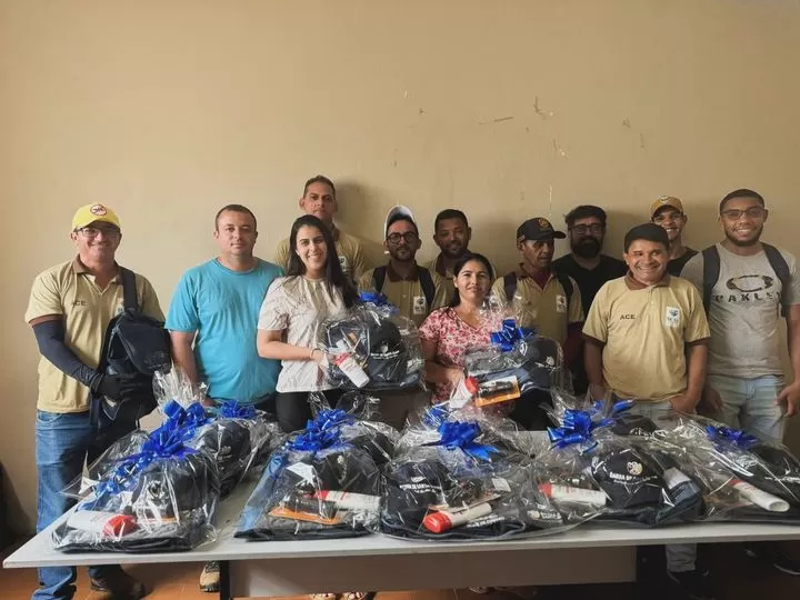 Prefeitura de Barra de Santa Rosa Entrega Kits de Fardamento para Agentes Comunitários de Endemias