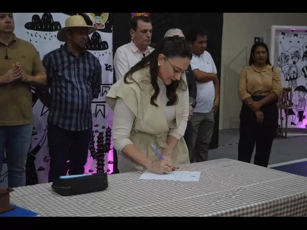 Prefeita de Bom Jesus inaugura pavimentação de ruas e assina ordem de serviço para reforma da Escola Jose Roque de Sousa