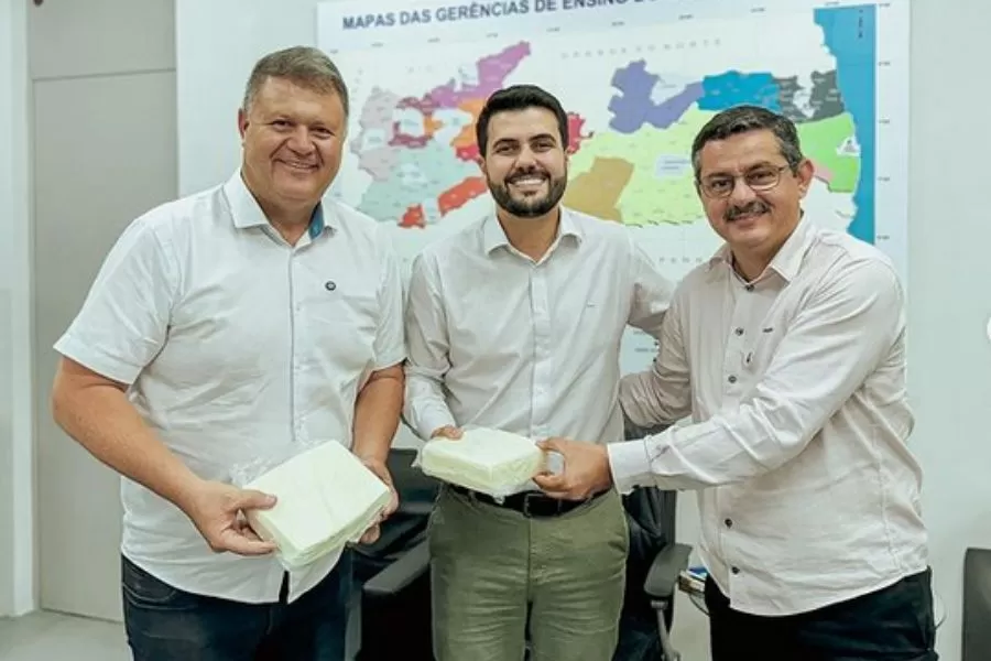 Prefeito de Boa Vista apresenta demandas ao novo secretário de Educação da Paraíba