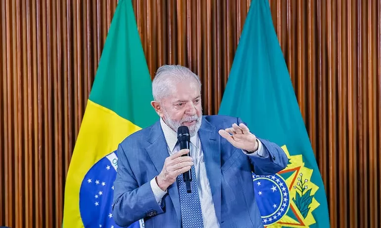 Lula volta a Brasília e convoca reunião com equipe econômica para discutir alta do dólar