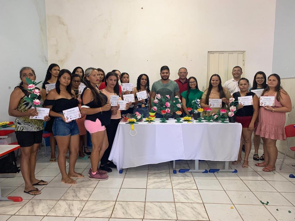 Prefeitura de Matureia conclui curso de Flores Artificiais