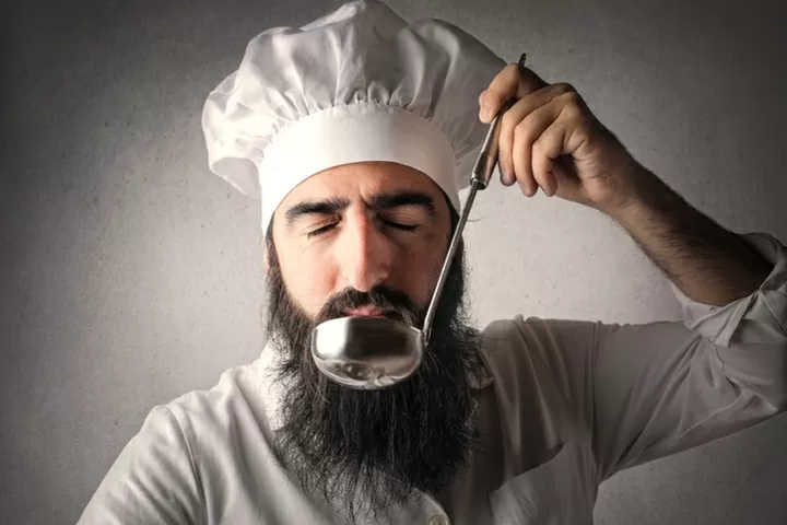 Agevisa proíbe chefes de cozinha de usar barba e adornos pessoais durante trabalho; entenda