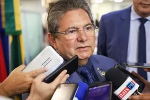 Deputado Adriano Galdino impõe prazo para Romero Rodrigues decidir sobre candidatura