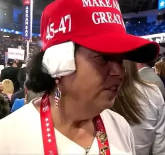 Solidariedade a Trump na Convenção Republicana: Eleitores Enfaixam Orelhas