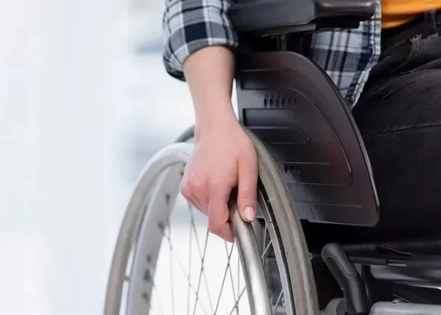 Distribuição de cadeiras de rodas e acessórios para pessoas com deficiência na Paraíba