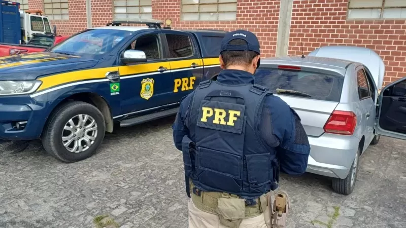 PRF flagra transporte irregular em veículo de Prefeitura