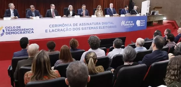 Sistemas das Eleições 2024 são assinados digitalmente e lacrados em cerimônia pública no TSE