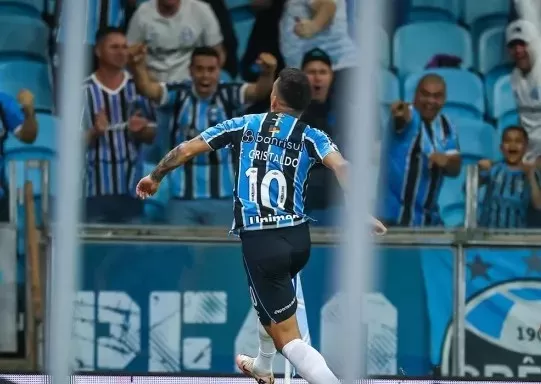 Grêmio vence Flamengo e se distancia da zona de rebaixamento do Brasileiro