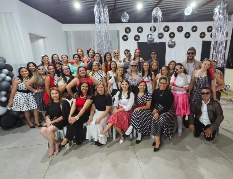Em Quixaba, equipe da Escola Cícero Sulpino promove festa ‘Anos 60’ 