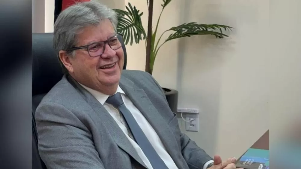 João Azevêdo reassume Governo da Paraíba e diz que estado terá ‘muitas novidades’ nos próximos dias