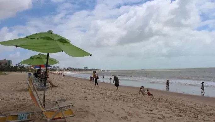CCJ Aprova Projeto que Regulamenta Aluguel de Guarda-Sóis nas Praias de João Pessoa