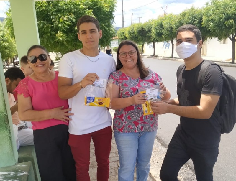 Prefeitura de São José do Bonfim entrega kits a estudantes que realizaram o 1° dia de provas do ENEM 