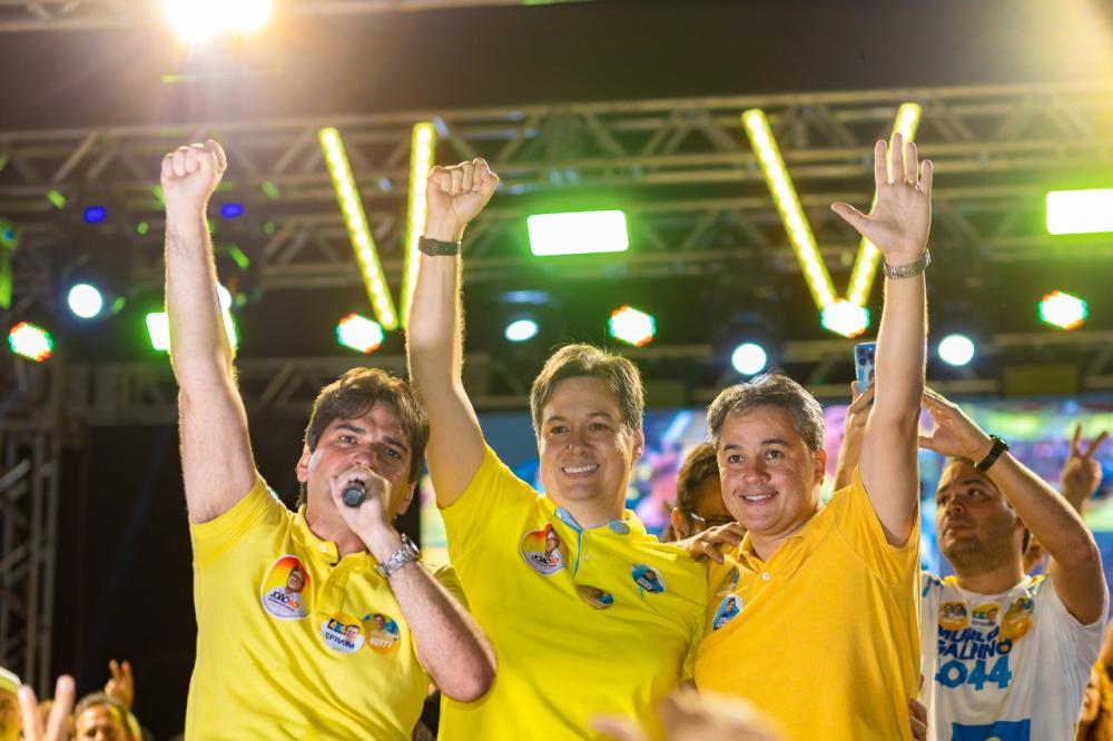 Efraim, Júnior Araújo e Murilo Galdino arrastão uma multidão vestida de amarelo nas ruas de Cajazeiras