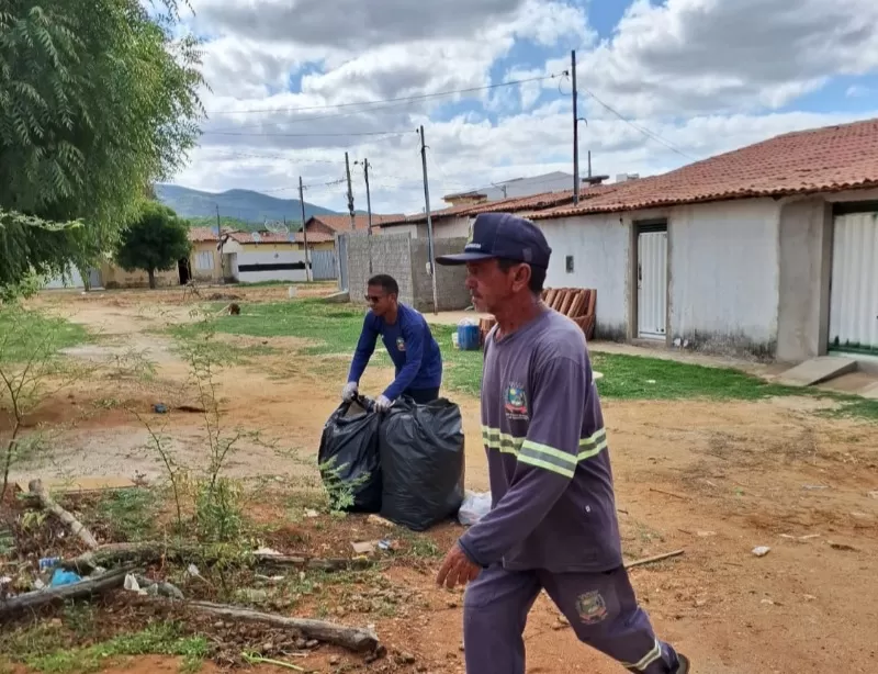 Saúde de Quixaba realiza mutirão de limpeza contra o mosquito da dengue