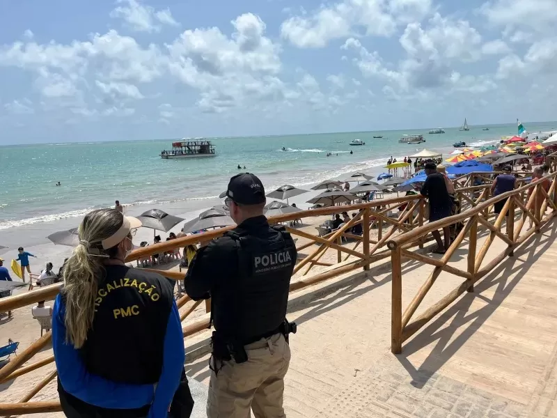 Força-tarefa notifica bares e limita guarda-sóis na faixa de areia em Cabedelo