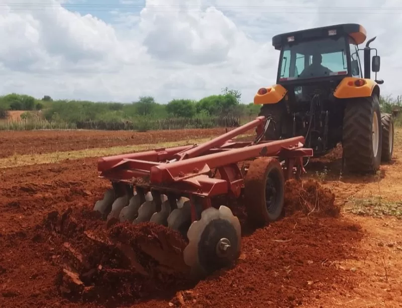 Secretaria de Agricultura de Quixaba inicia corte de terras; agendamento está sendo feito na própria Secretaria