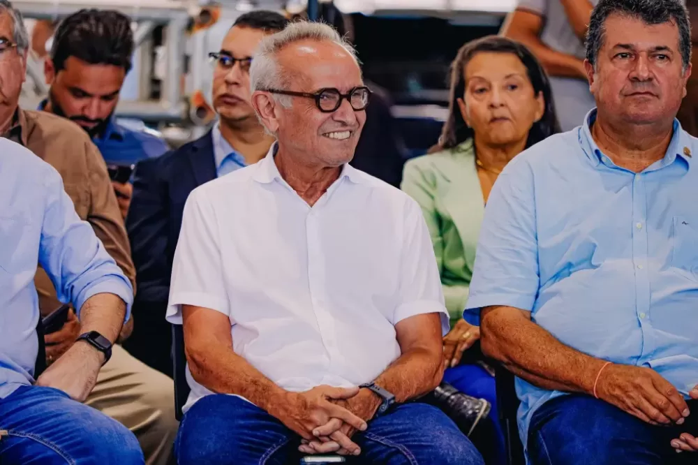 Cícero Lucena celebra aquisições de ônibus escolares por parte do Governo do Estado e destaca ambiente de parceria com os municípios paraibanos