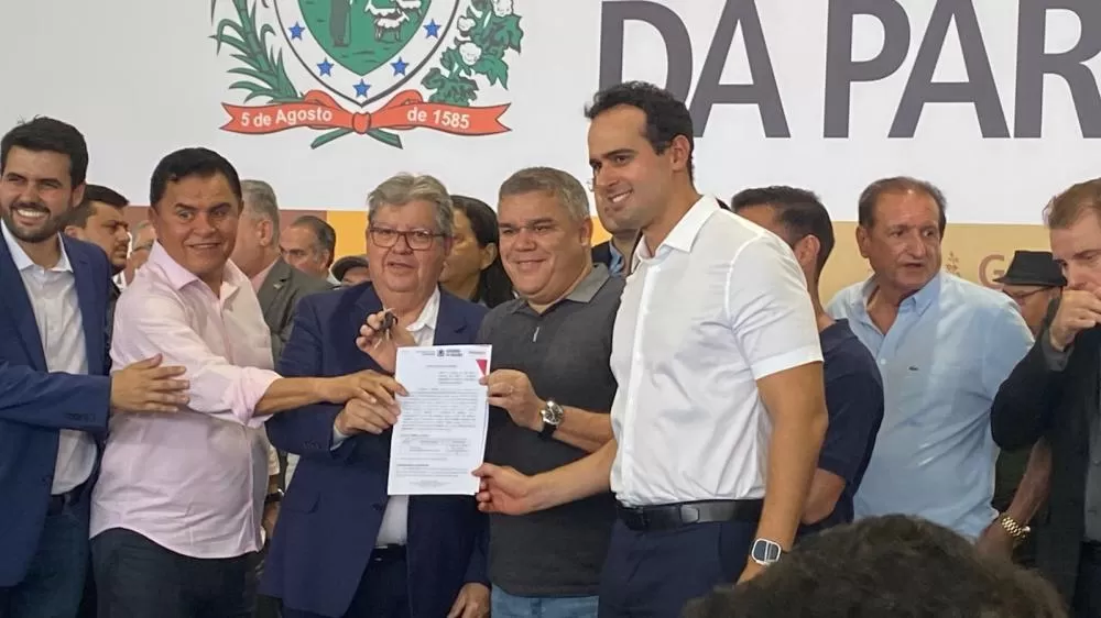 Prefeito de Diamante recebe ônibus escolar em cerimônia do Governo do Estado