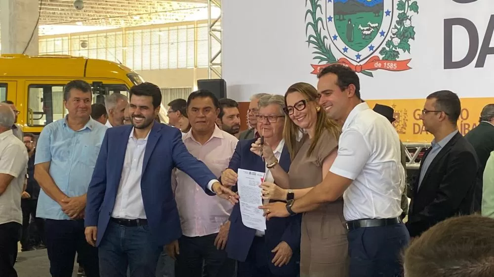 Prefeita de Bom Jesus recebe ônibus escolar em cerimônia do Governo do Estado