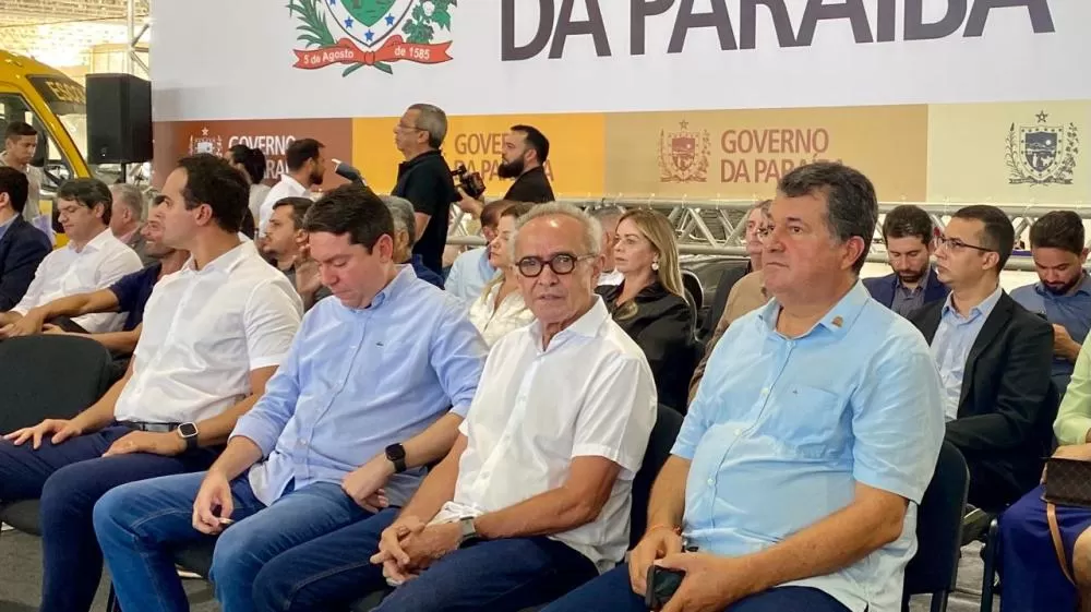 Famup destaca investimentos em educação durante entrega de 114 ônibus escolares na Paraíba