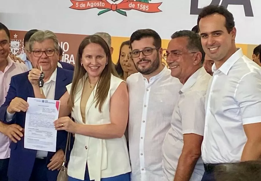 Prefeita de Cajazeirinhas recebe ônibus escolar em solenidade do Governo da Paraíba